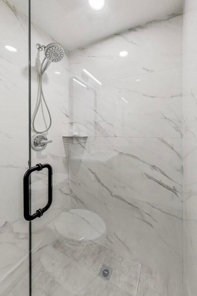 Building Photo - 1950 W Lawrence Ave