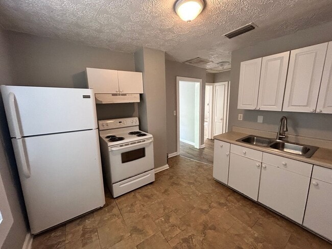 Building Photo - Cute 2 Bedroom House Available