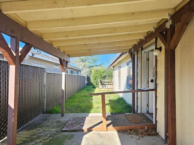 Building Photo - 13973applelane.is4lease.com