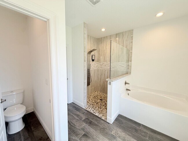 Building Photo - Luxurious 4-Bedroom Home