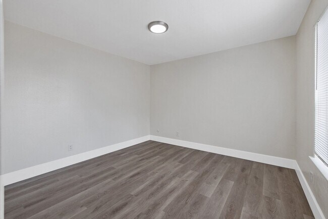 Building Photo - Brand new remodel unit! Must see