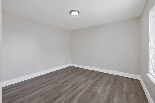 Building Photo - Downstairs Apartment Available in Visalia Now!