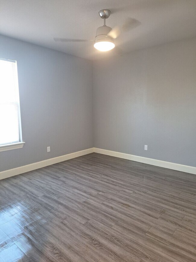 Building Photo - 3 bedroom Duplex with Move in special