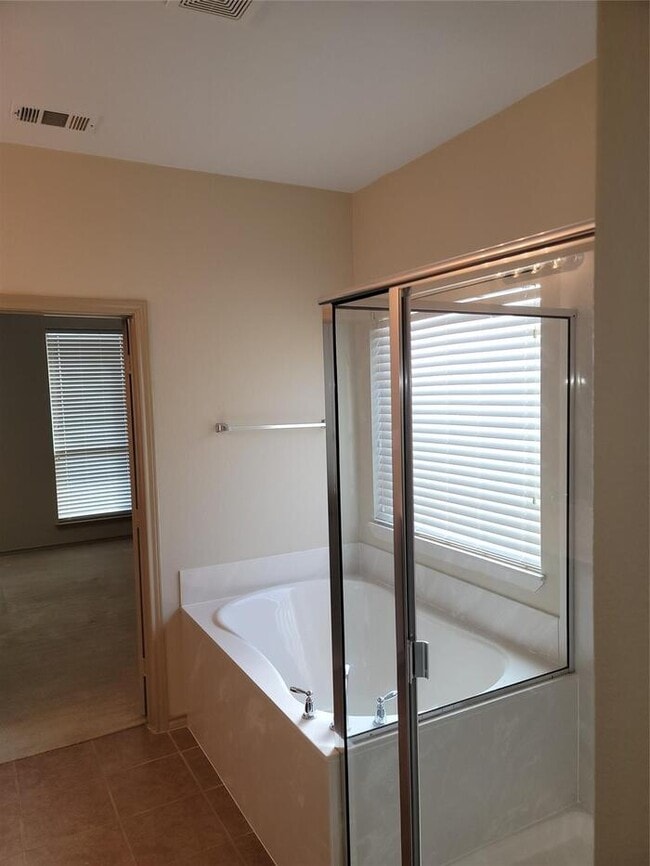 Building Photo - Stunning 4/3/2 in Weatherford coming soon
