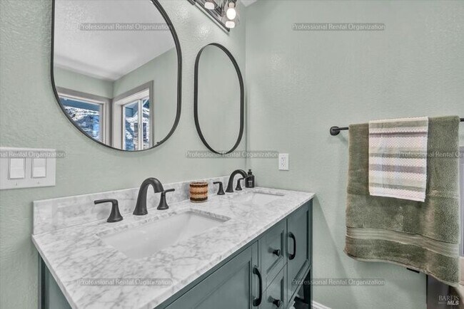 Building Photo - Beautifully updated-Stunning Views-Modern ...