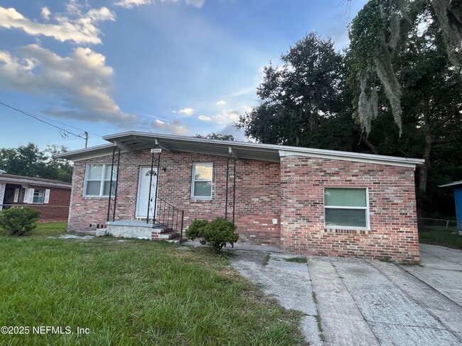 Primary Photo - 6946 W Virginia Ave