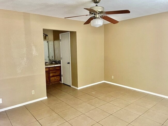 Building Photo - 1810 Parkview Dr