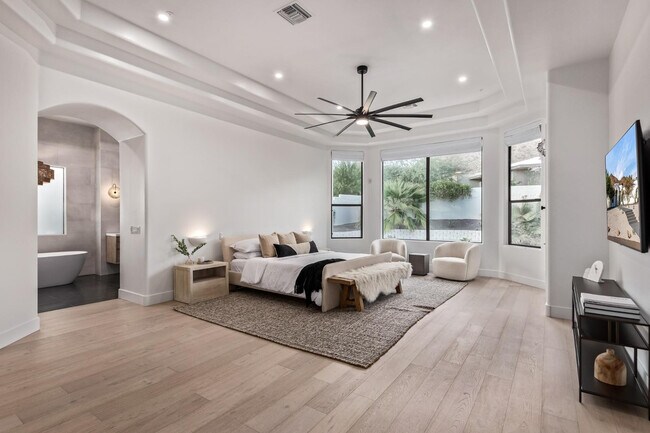 Building Photo - 5316 E Royal View Dr S