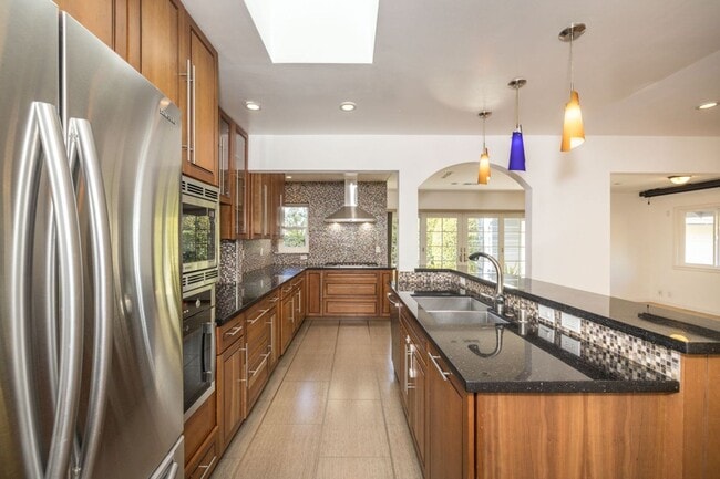 Building Photo - Elegant 3 Bed 2 Bath Home, Beautifully Remodeled in 2011