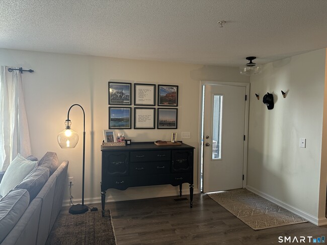 Building Photo - 10 Sugar Maple Ln