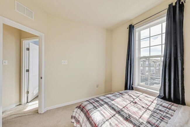 Building Photo - *Coming Soon* 3 bedroom, 2.5 bath Luxury Townhome in Market Square Subdivision!