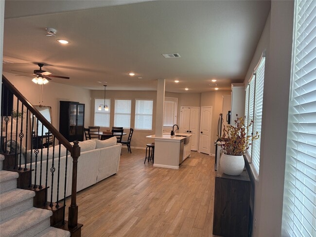 Building Photo - 5504 Hyde Park Dr