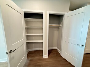 Building Photo - 716 Waugh Dr