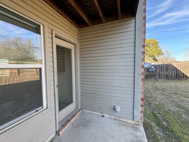 Building Photo - 403 Creek St