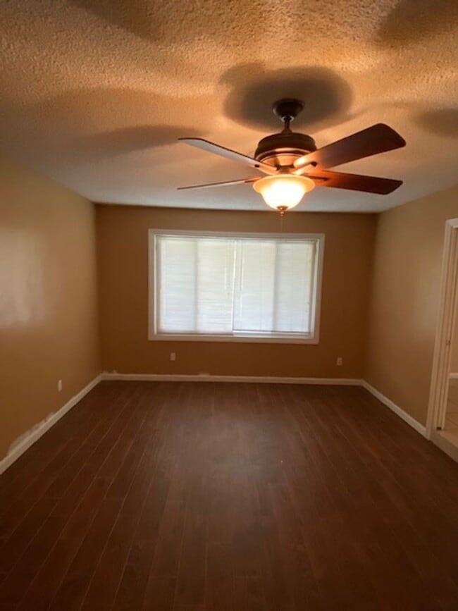 Building Photo - SW Bakersfield home with pool!