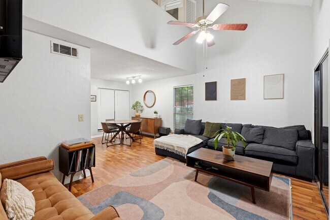 Building Photo - Rockwood Villa 2 bedroom 2 1/2 bath condo