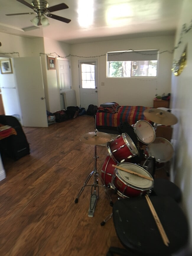 Building Photo - 221 Gillette Rd