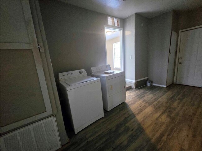 Building Photo - 2500 SE 51st St