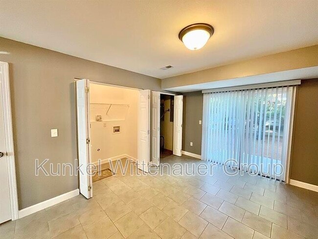 Building Photo - 704 Fountain View Dr