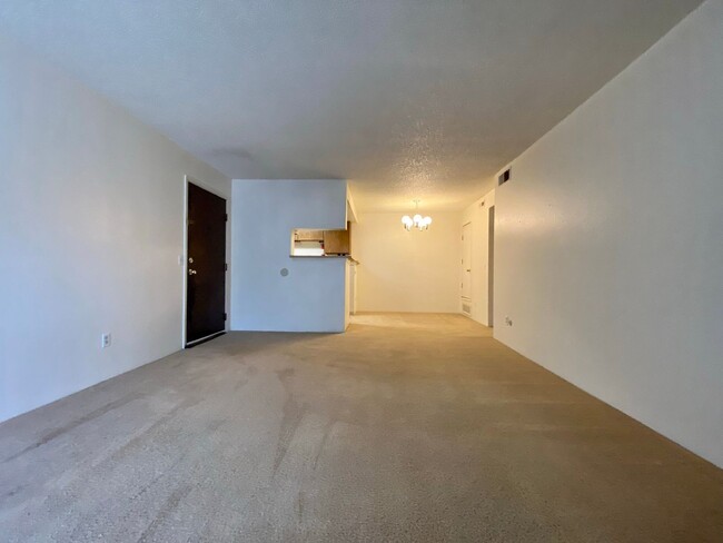 Building Photo - Charming 1 Bed 1 Bath Condo near Windsor L...