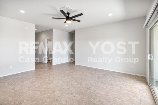 Building Photo - Modern Home with Half off move in special!