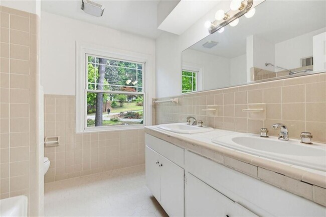 Building Photo - 445 Forest Hills Dr