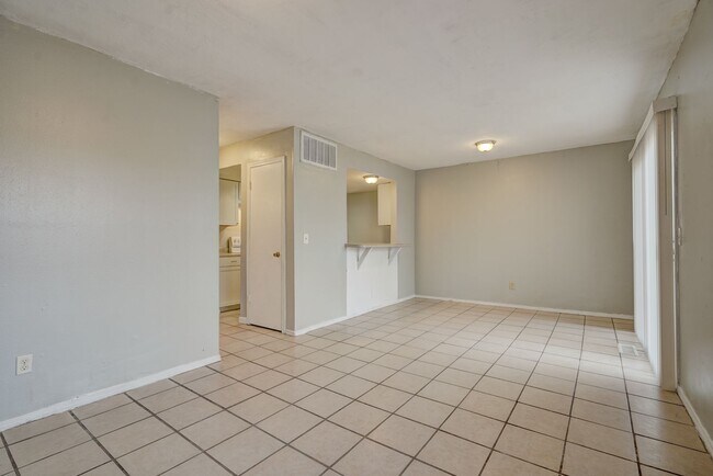 Building Photo - 4 bed 1.5 bath duplex in Midwest City