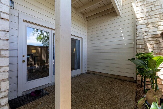 Building Photo - 2201 Lakeway Blvd