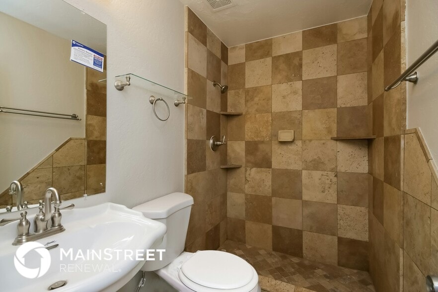 Building Photo - 2210 E Claire Dr