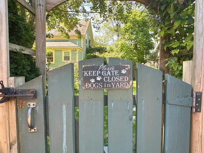 Building Photo - Winter Rental: Available Oct. 1-May 31 (Ut...