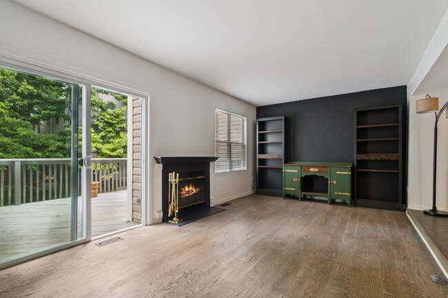 Building Photo - Spacious 3br Townhome with Deck& Patio. Re...