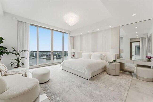 Building Photo - 17901 Collins Ave