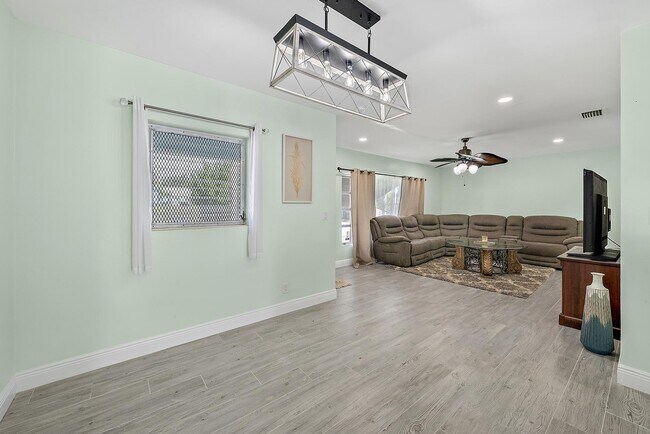 Building Photo - 135 E 28th St