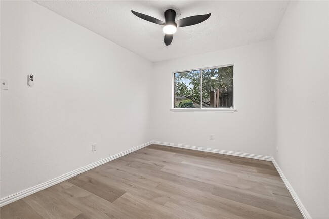 Building Photo - 16235 La Terra Dr