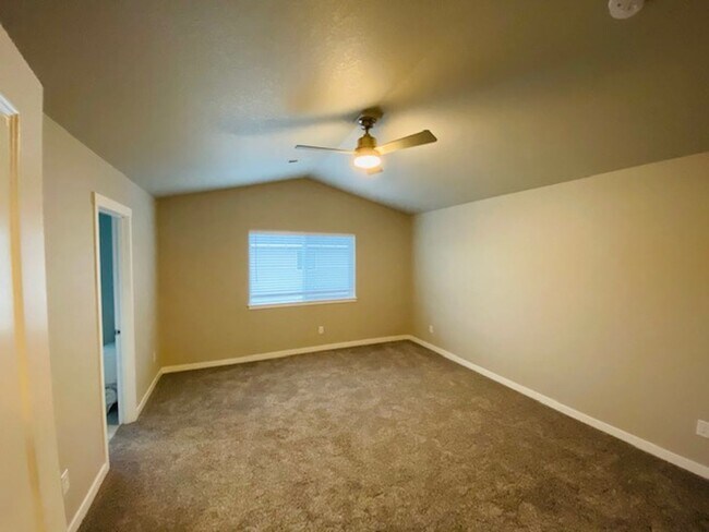 Building Photo - Beautiful Newer Home in Terrific Salmon Creek Location