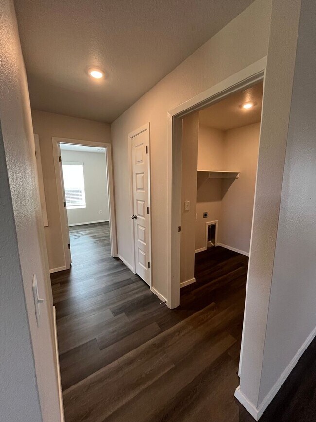 Building Photo - *NOW PRELEASING* Three Bedroom | Two Bath Home in Somerset