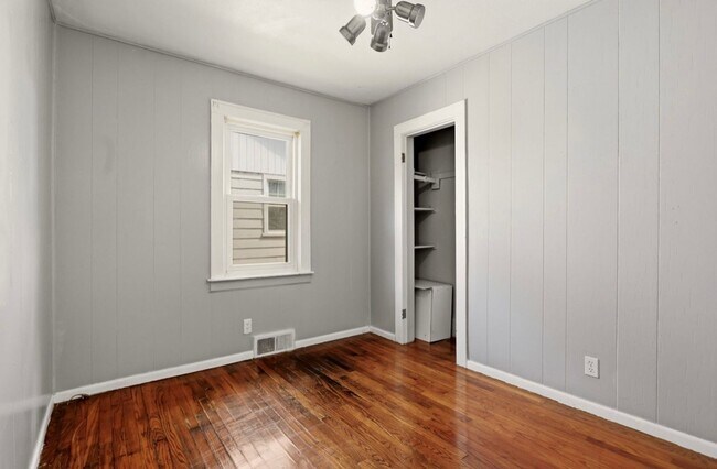 Building Photo - Move-In Ready 3 Bedroom with Fenced Yard & Garage!