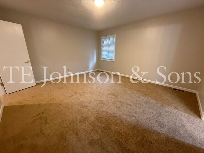 Building Photo - Charming 3 Bedroom Home Near Country Club ...