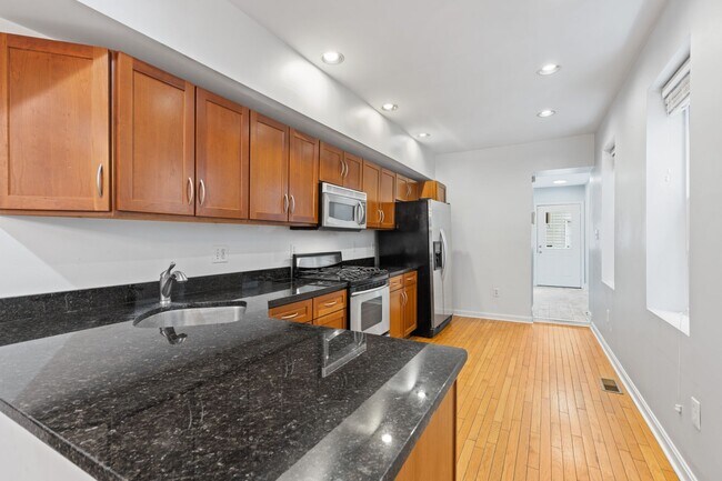 Building Photo - Beautiful 3 bedroom 3 bathroom townhouse i...