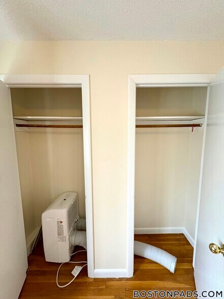 Building Photo - 122 Dustin St