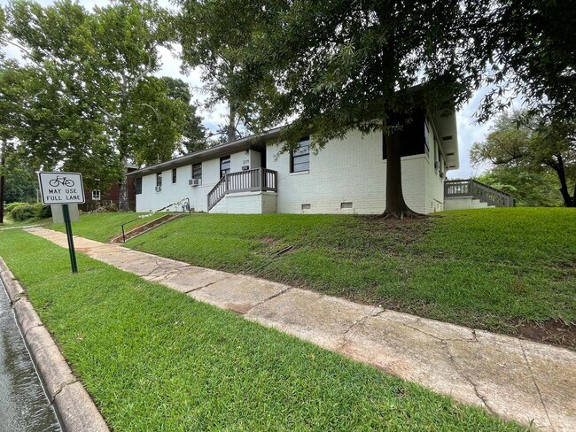 Building Photo - 2219 Gilbert Dr