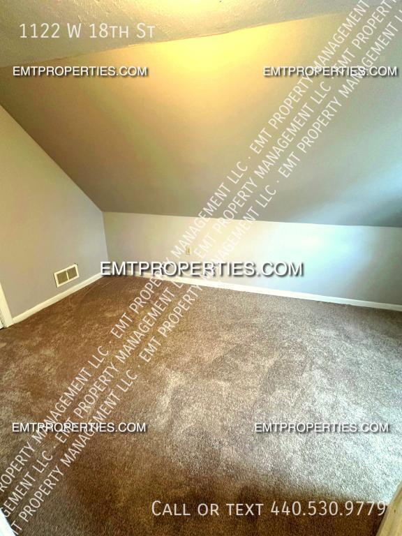 Building Photo - 1122 W 18th St