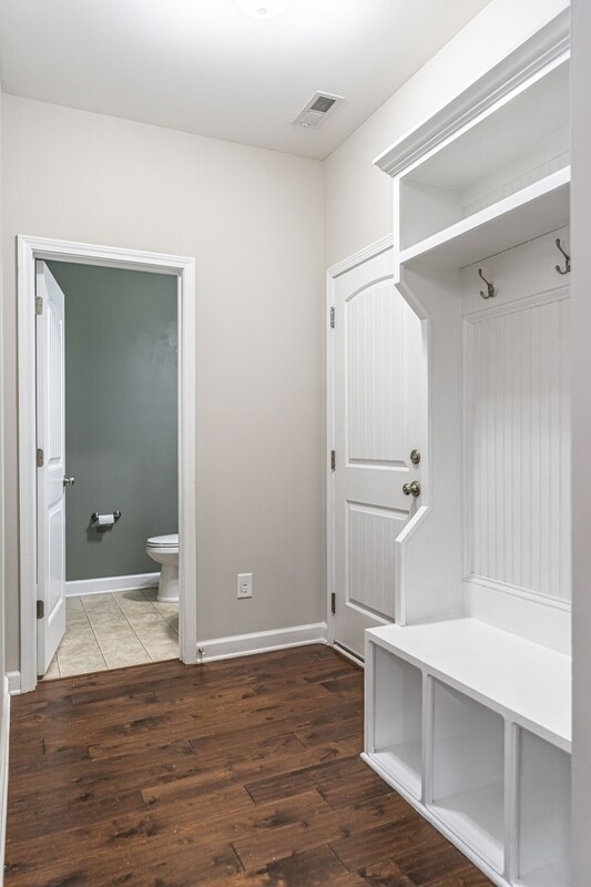 Building Photo - 135 Almond Dr