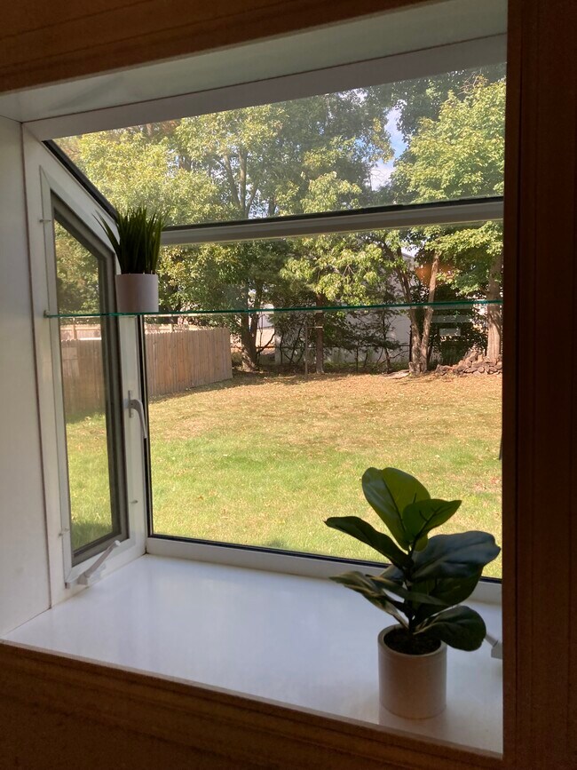 Building Photo - 422 W Melody Ave