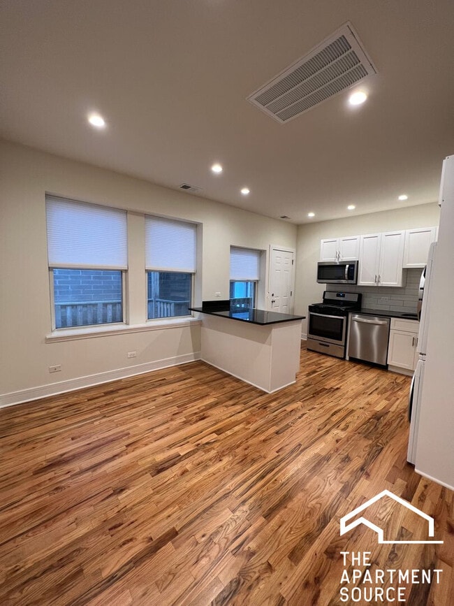 Building Photo - 3230 N Clark St