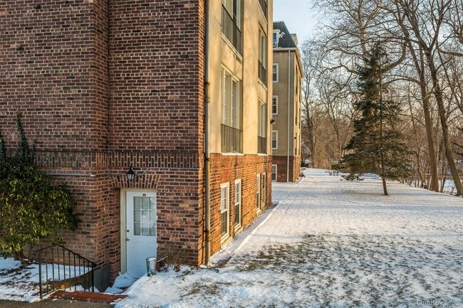 Building Photo - 9 Alden Pl