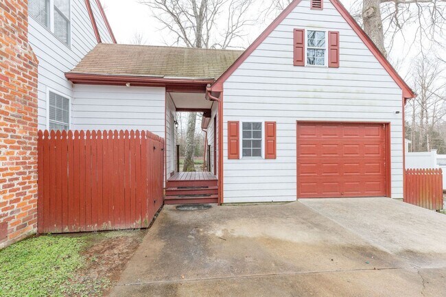 Building Photo - Serene Living in Chesterfield