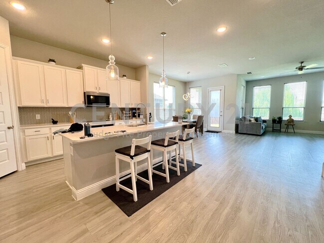 Building Photo - Immaculate 2-Story 5/3.5/2 in Desirable Ch...