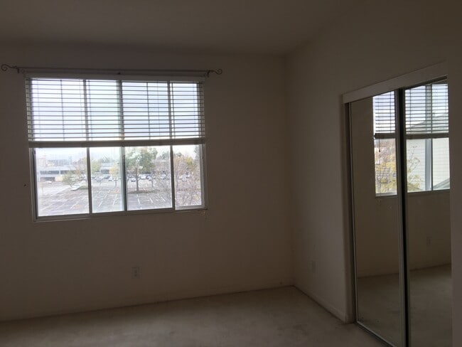 Building Photo - End unit ownhouse with garage walking dist...