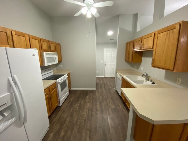 Building Photo - Great Location! 2 Bed 2 Bath 2 car garage.